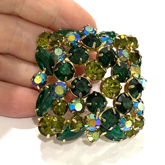 Vintage brooch massive cushion shaped square AB green rhinestones on goldtone - Picture 2 of 6